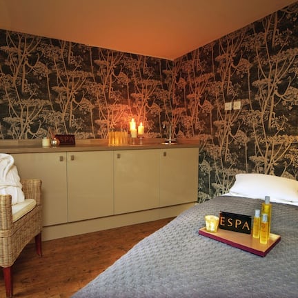 Sauna, hot tub, steam room, body treatments, aromatherapy