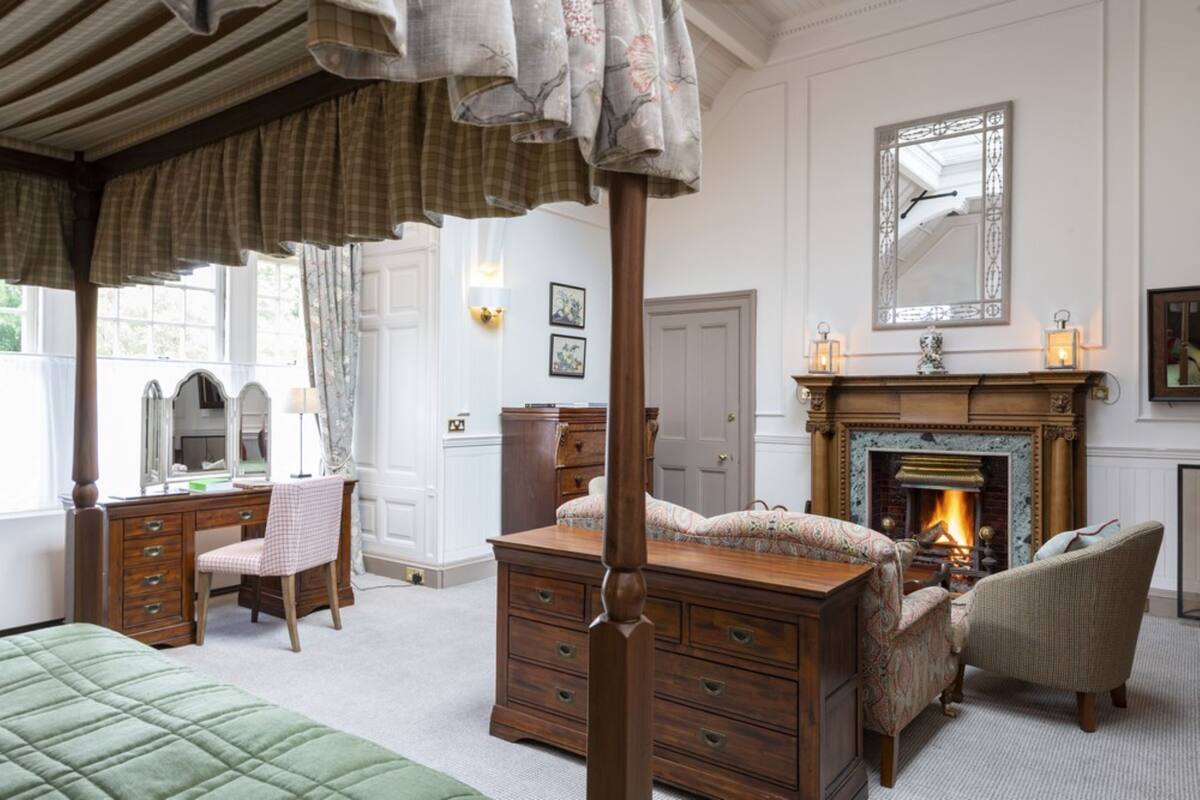 deluxe room (1 double bed) | 1 bedroom, hypo-allergenic bedding, in-room safe, individually decorated