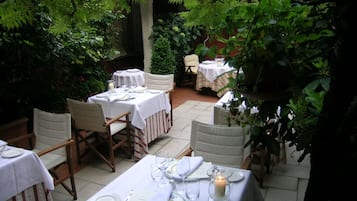 2 ristoranti; aperti a pranzo e a cena