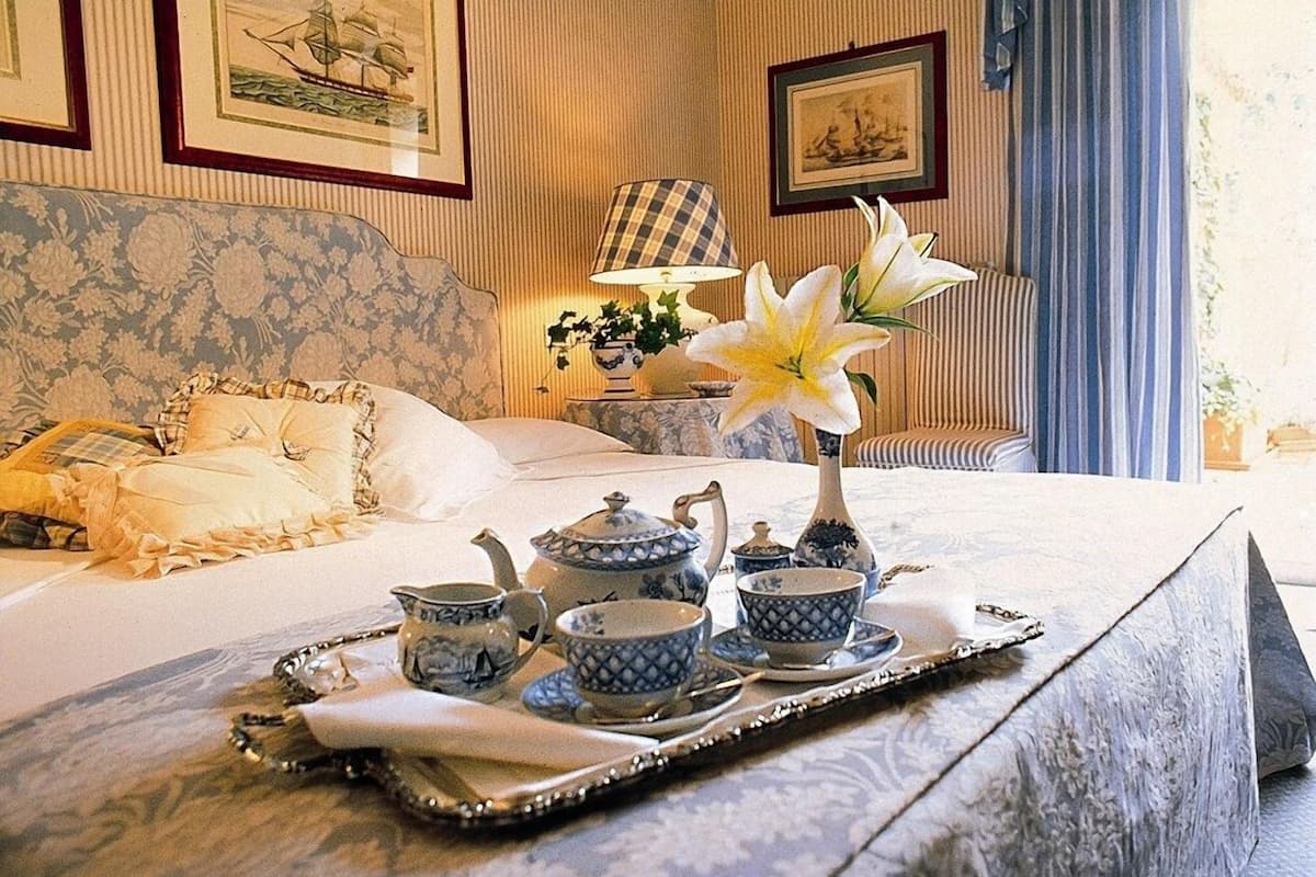 Deluxe Room | Minibar, in-room safe, individually decorated, individually furnished