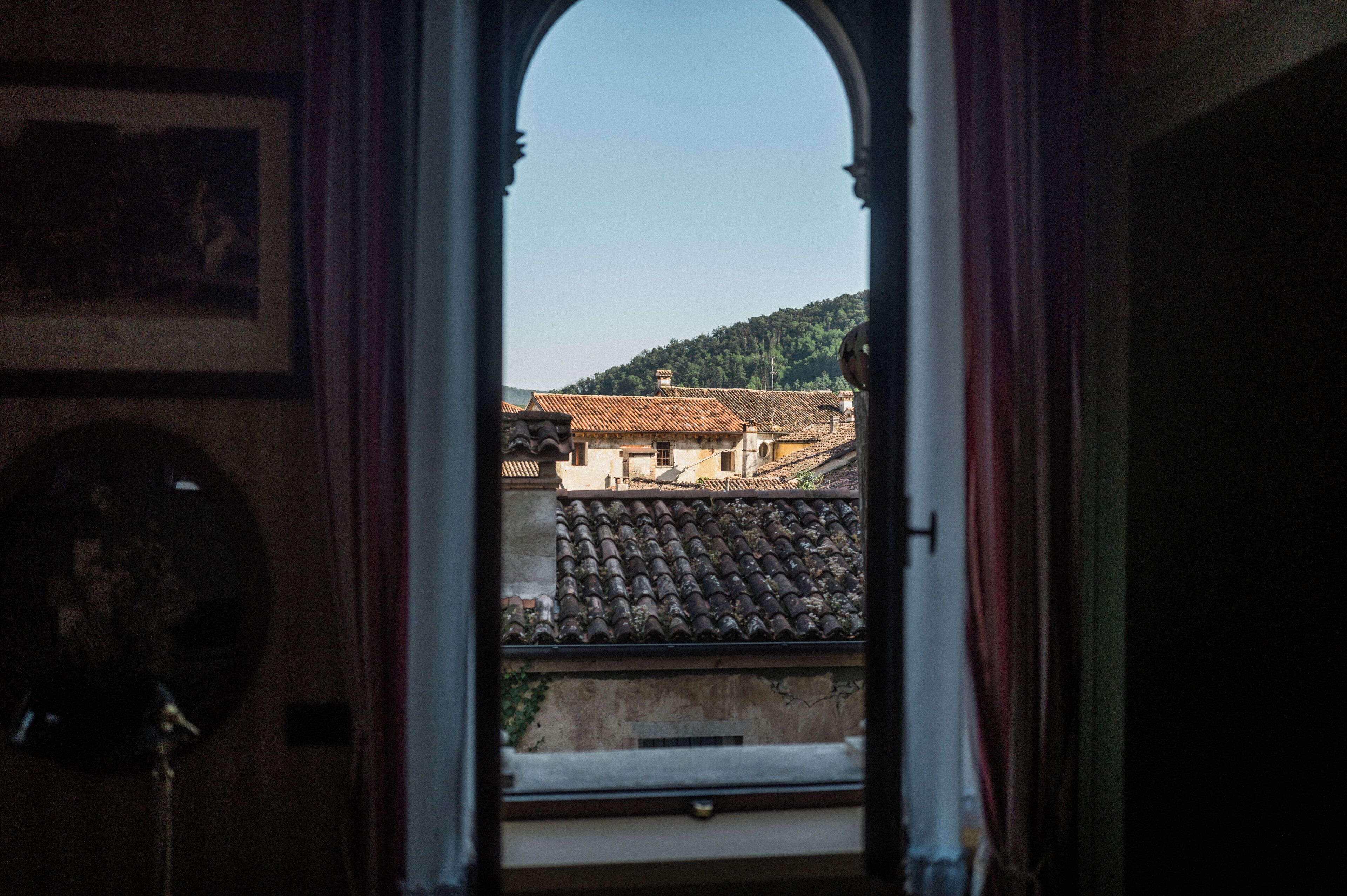 deluxe room | minibar, in-room safe, individually decorated, individually furnished