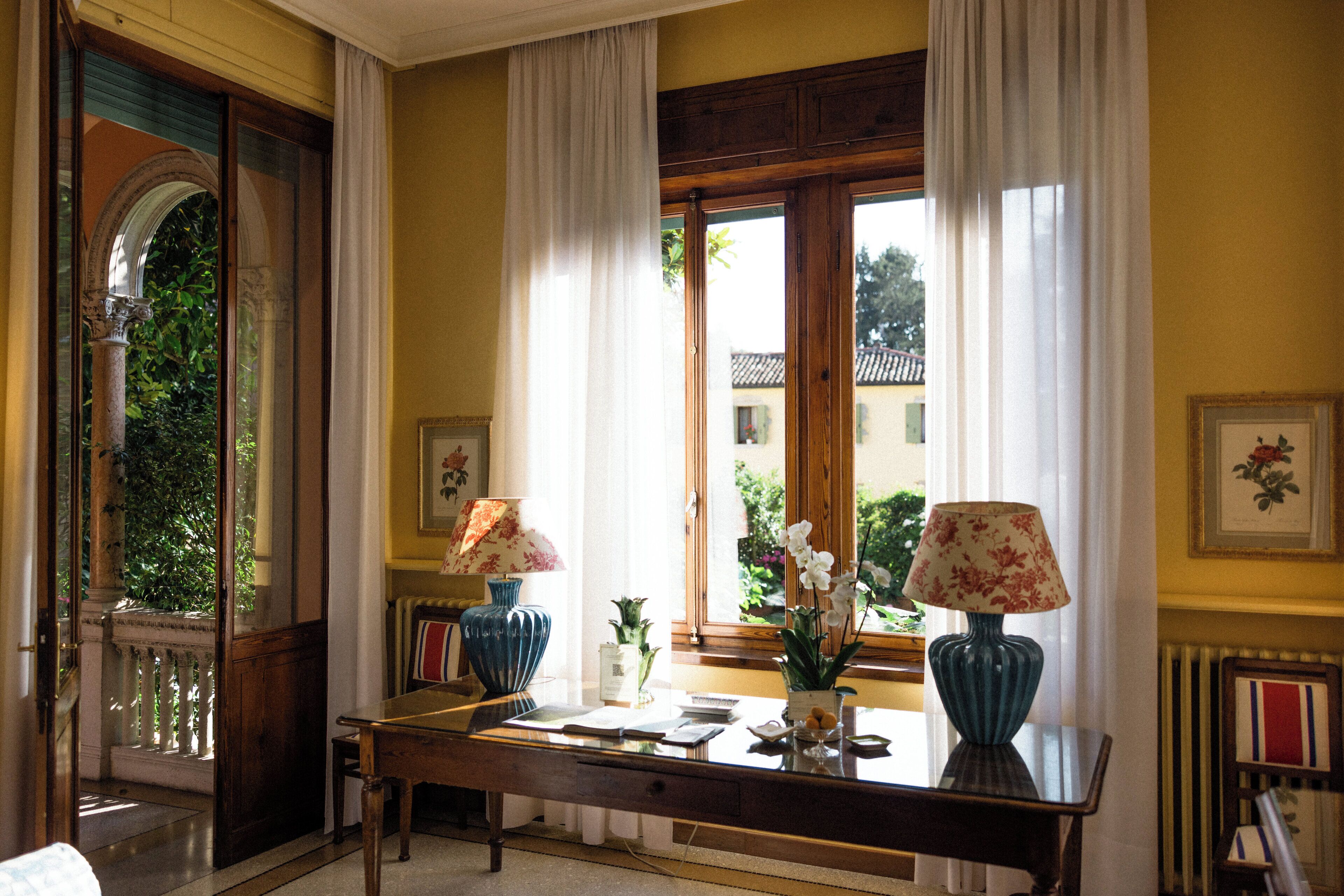 suite | minibar, in-room safe, individually decorated, individually furnished