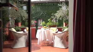2 restaurants, lunch, dinner served; Italian cuisine 