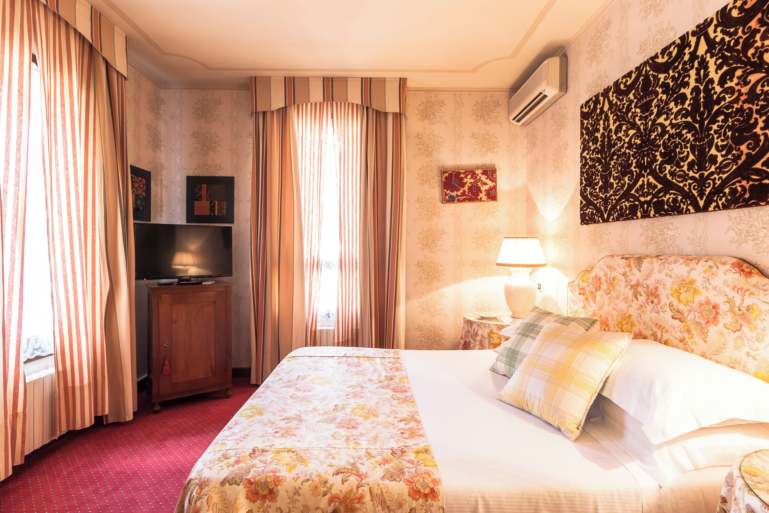 Suite | Minibar, in-room safe, individually decorated, individually furnished