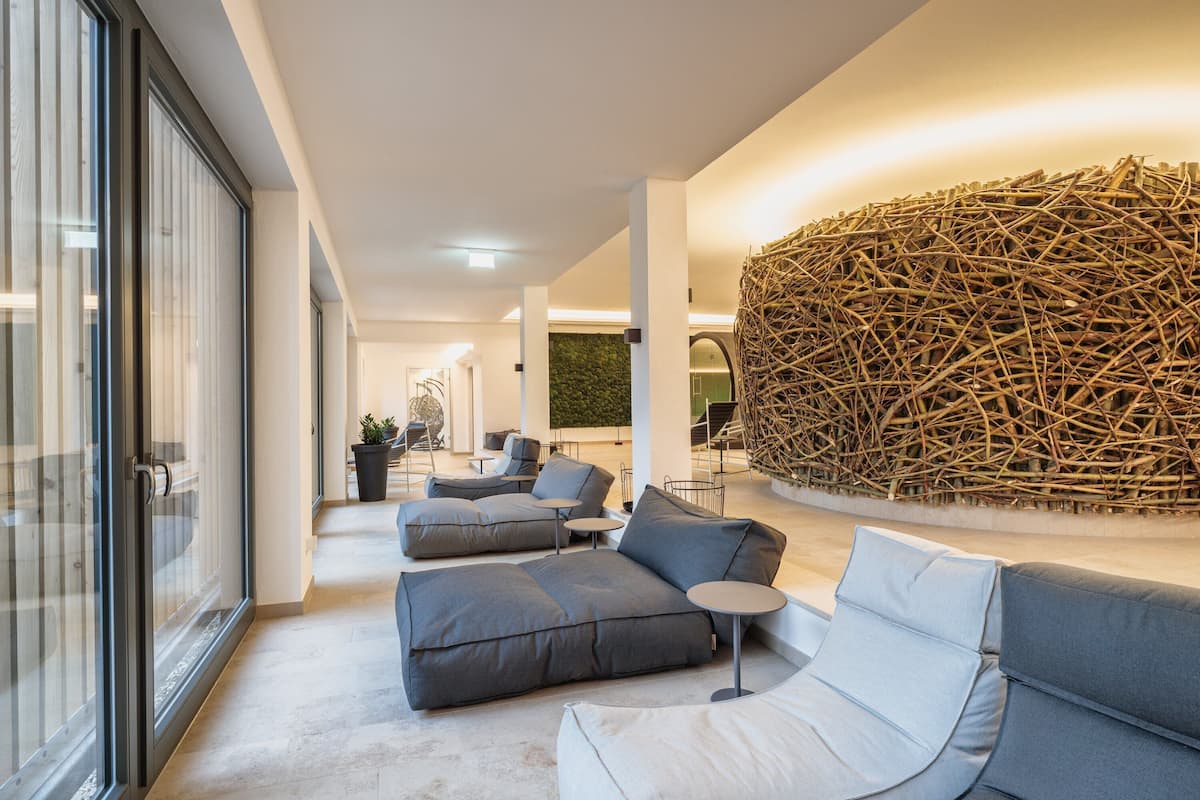 sauna, steam room, body treatments, aromatherapy, hot stone massages