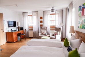 Comfort-Doppelzimmer | Hochwertige Bettwaren, Daunenbettdecken, Minibar, Zimmersafe
