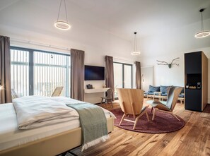 Penthouse | Premium bedding, down comforters, minibar, in-room safe - Romantik Hotel Hirschen (Parsberg)