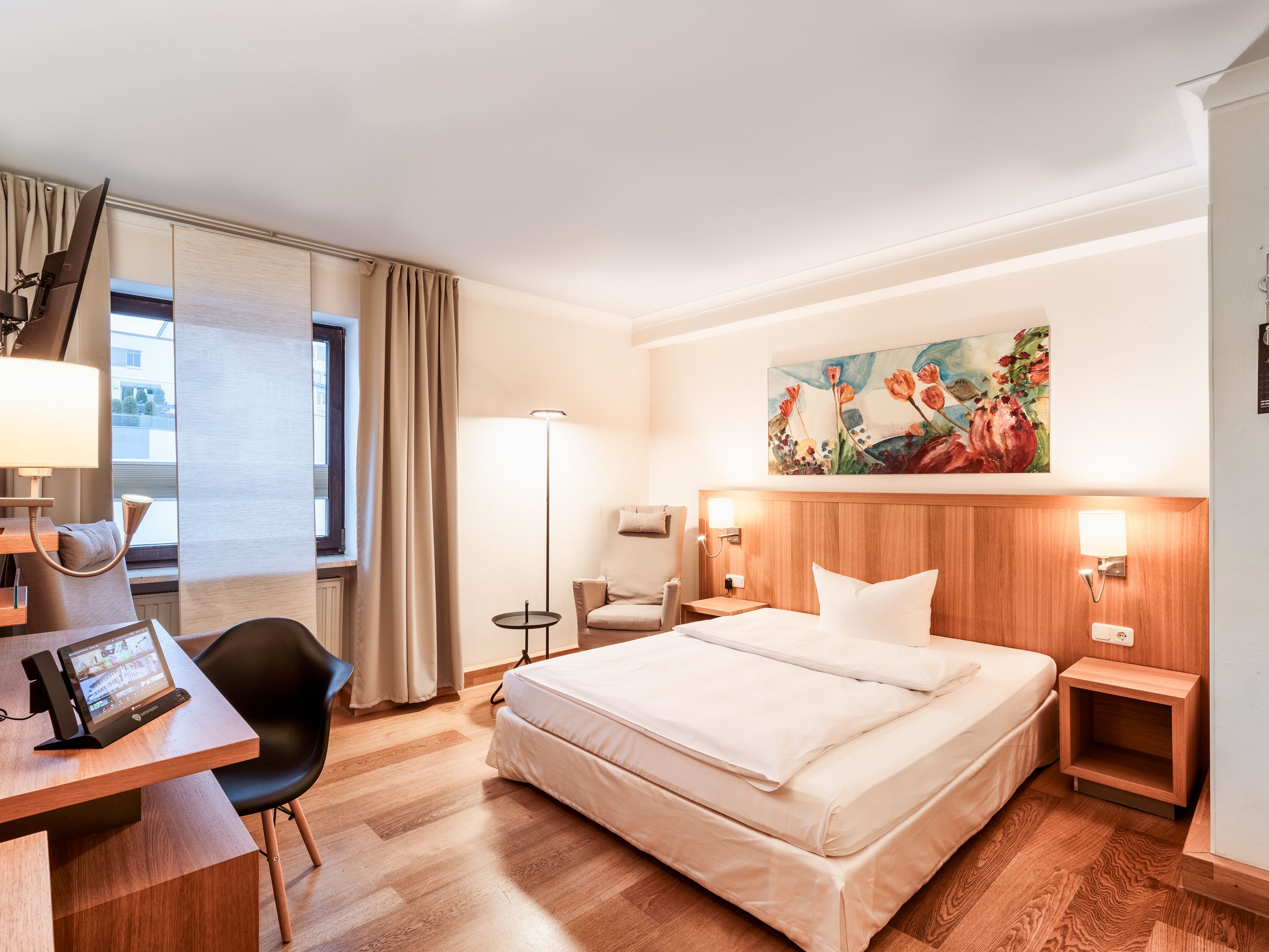 Ropa de cama de alta calidad, cubrecamas y minibar 