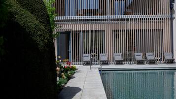 Innenpool, Außenpool, Sonnenschirme, Liegestühle