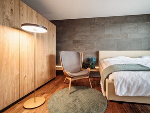 Premium bedding, down duvets, minibar, in-room safe - Romantik Hotel Hirschen (Parsberg)