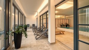 屋内プール、屋外プール、営業時間 11:00 ～ 20:00、プール パラソル、サンラウンジャー