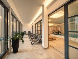 Innenpool, Außenpool, Sonnenschirme, Liegestühle