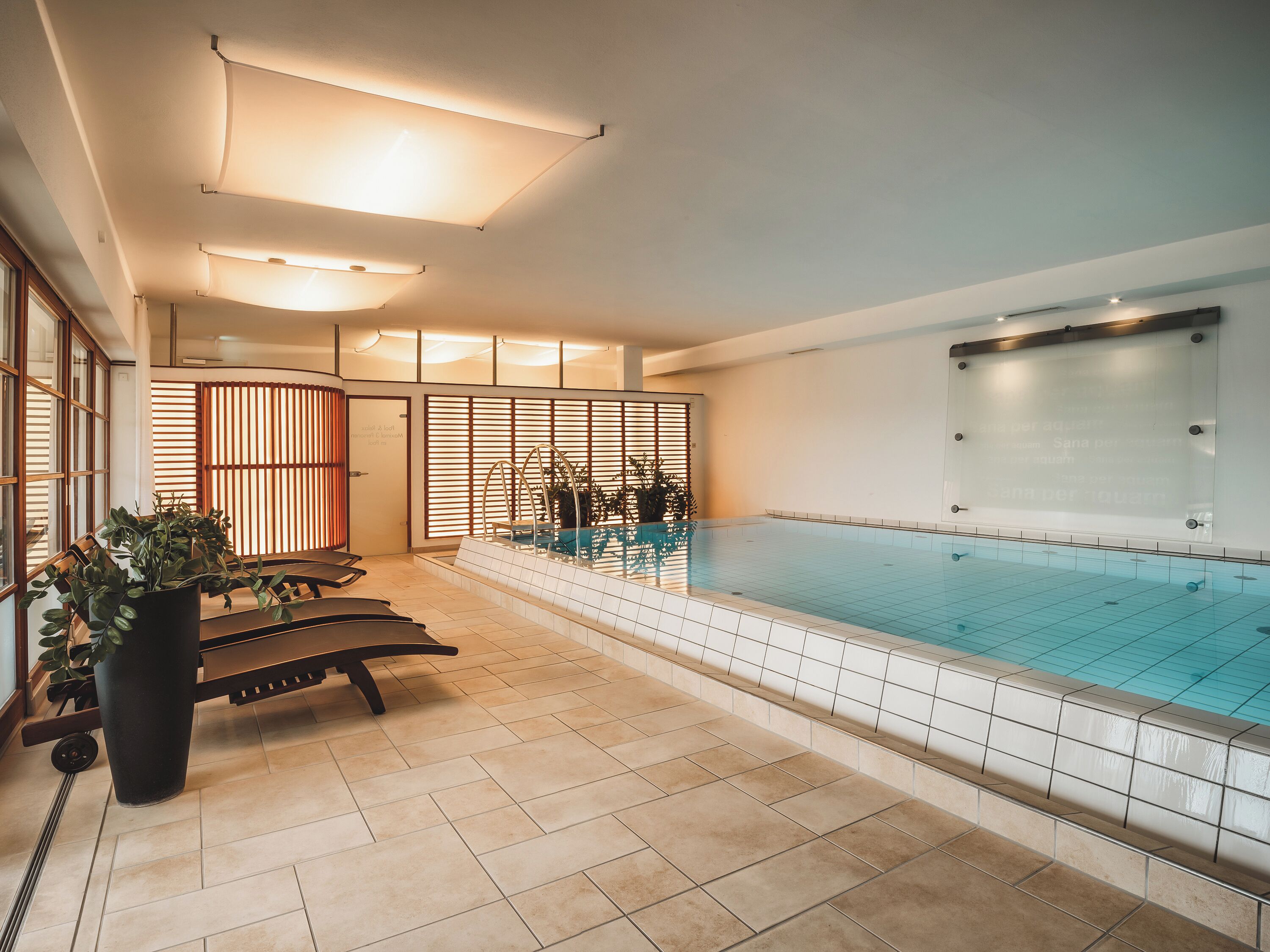 Innenpool, Außenpool, Sonnenschirme, Liegestühle