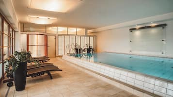 Innenpool, Außenpool, Sonnenschirme, Liegestühle