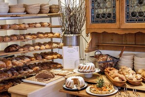 Free daily buffet breakfast  - Romantik Hotel Hirschen (Parsberg)