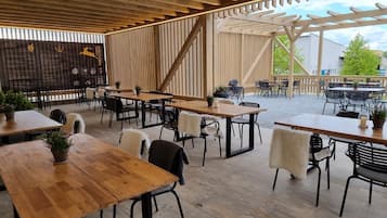2 restaurants, breakfast, lunch, dinner served; Regional cuisine