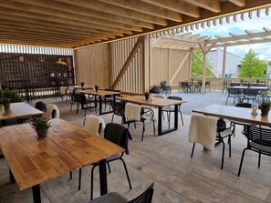 2 restaurants; breakfast, lunch and dinner served  - Romantik Hotel Hirschen (Parsberg)