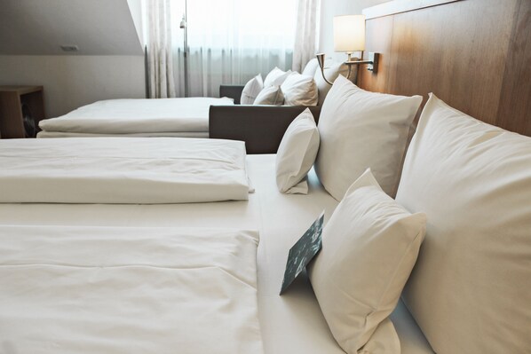 Premium bedding, down duvets, minibar, in-room safe - Romantik Hotel Hirschen (Parsberg)