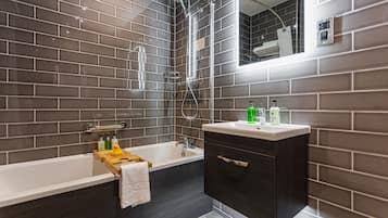 Classic Double Room | Bathroom | Free toiletries, hair dryer, bathrobes, slippers