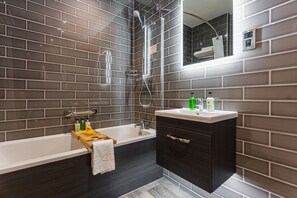 Classic-Doppelzimmer | Badezimmer | Kostenlose Toilettenartikel, Haartrockner, Bademäntel, Hausschuhe