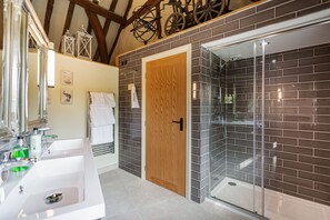 Suite Deluxe | Baño | Amenidades de baño gratuitas, secadora de cabello, batas, pantuflas 