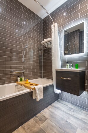 Deluxe Double Room | Bathroom - The George Hotel, Dorchester-on-Thames (Wallingford)