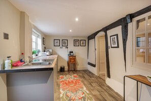 Deluxe Cottage | Private kitchen | Espresso maker, coffee/tea maker, electric kettle