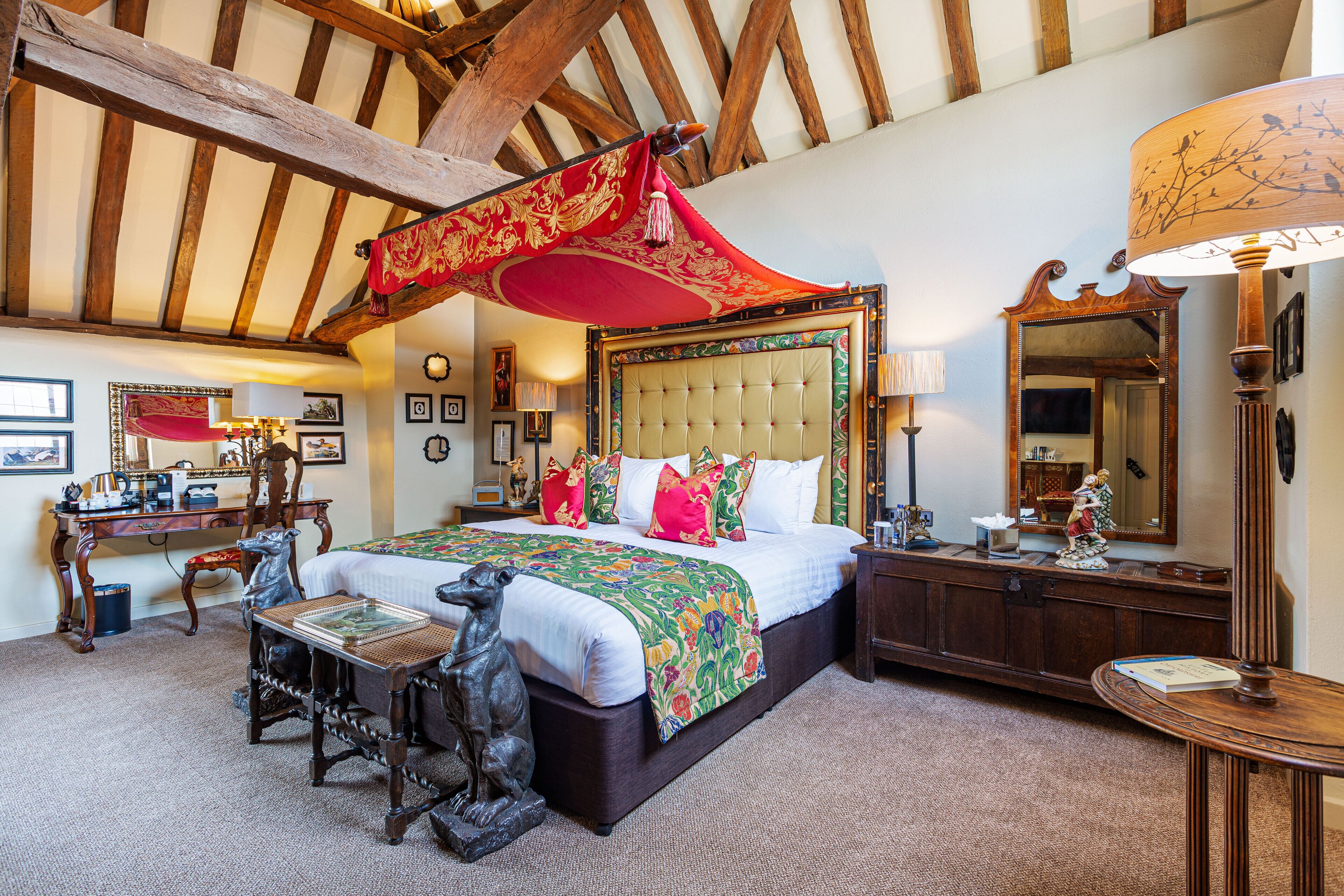 Deluxe Suite | Individually decorated, desk, laptop workspace, blackout drapes