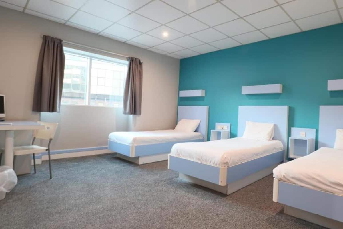 Habitació triple estàndard | Roba de llit hipoal·lergògena, escriptori i cortines opaques