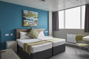(Top Floors) Deluxe Twin room with view | Allergivenligt sengetøj, skrivebord, mørklægningsgardiner, lydisolering
