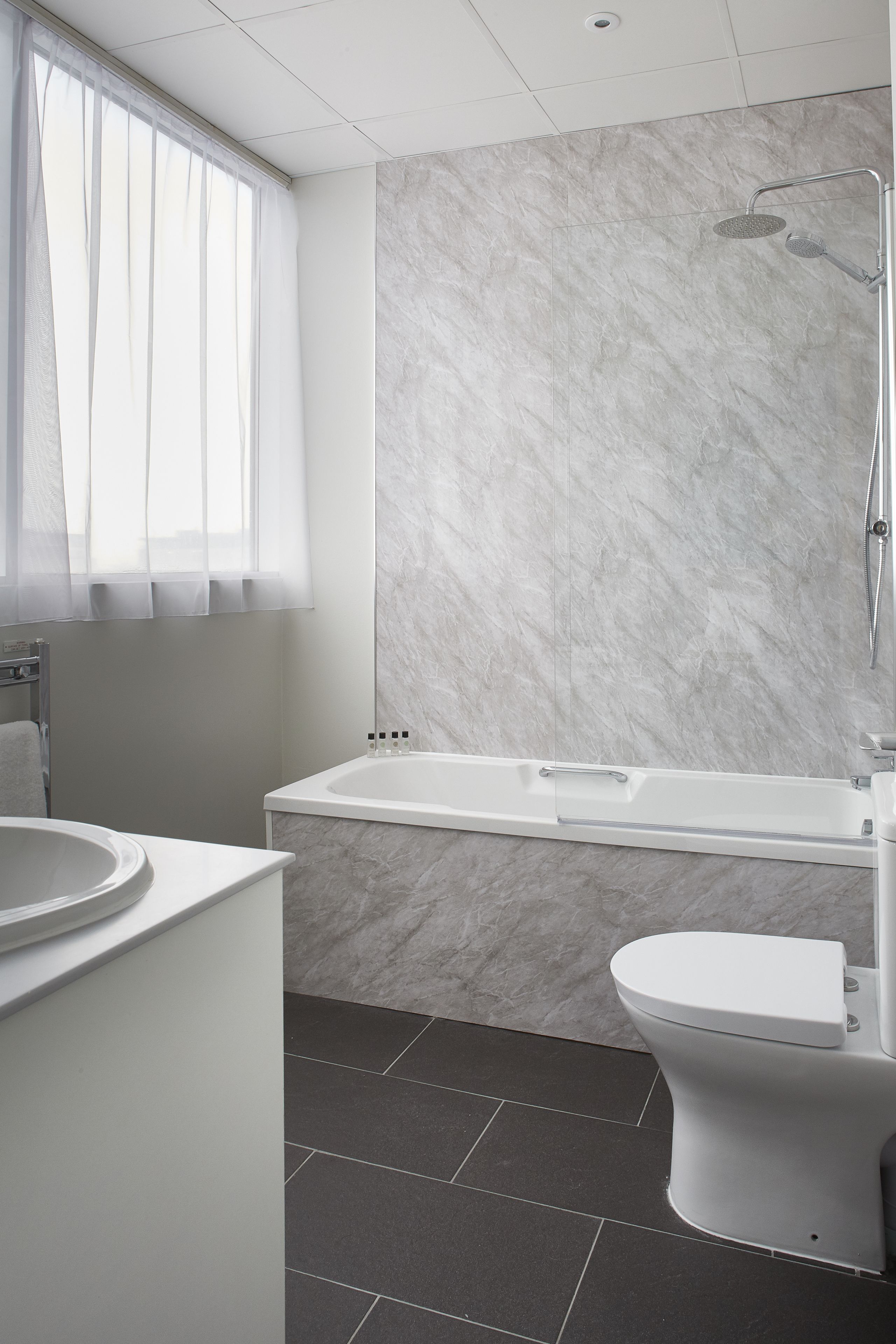 Photo - Cardiff City Center Hotel by Belvilla