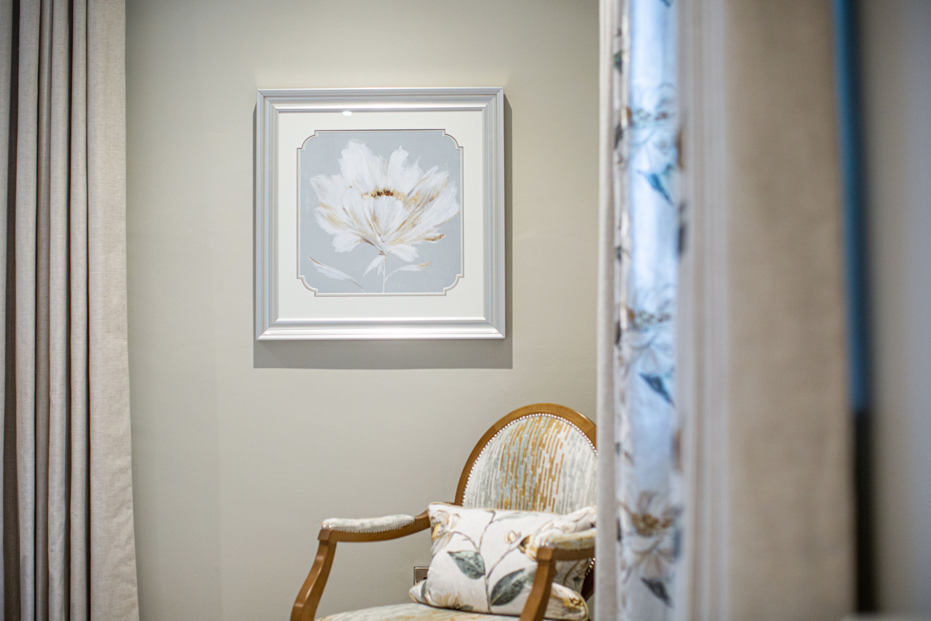 manor four poster | 1 bedroom, hypo-allergenic bedding, in-room safe, individually decorated