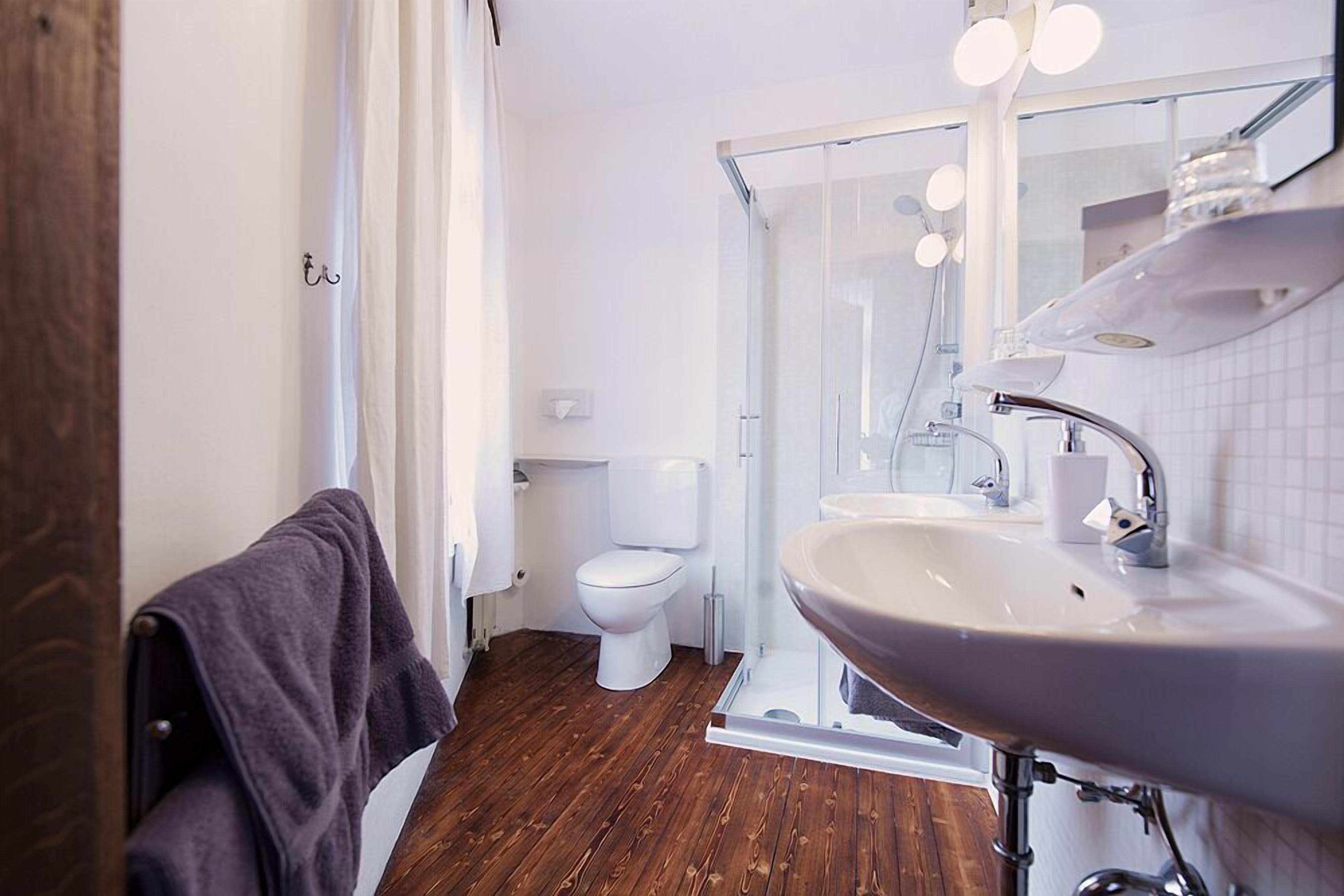 Kamar Double Comfort | Kamar mandi | Perlengkapan mandi gratis, pengering rambut,  dan handuk