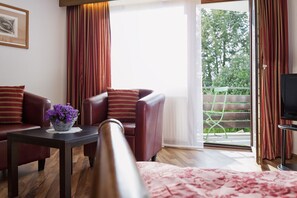 Chambre Double Confort | Coin séjour | Télévision à écran plat