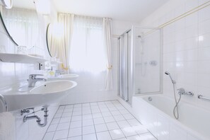Free toiletries, hair dryer, towels - Romantik Hotel Alte Vogtei (Hamm (Sieg))