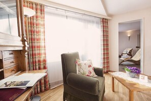 Wellness Room | Schreibtisch, Bügeleisen/Bügelbrett, kostenlose Babybetten