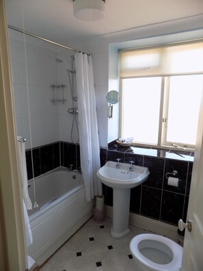 Habitación familiar, baño privado | Baño
