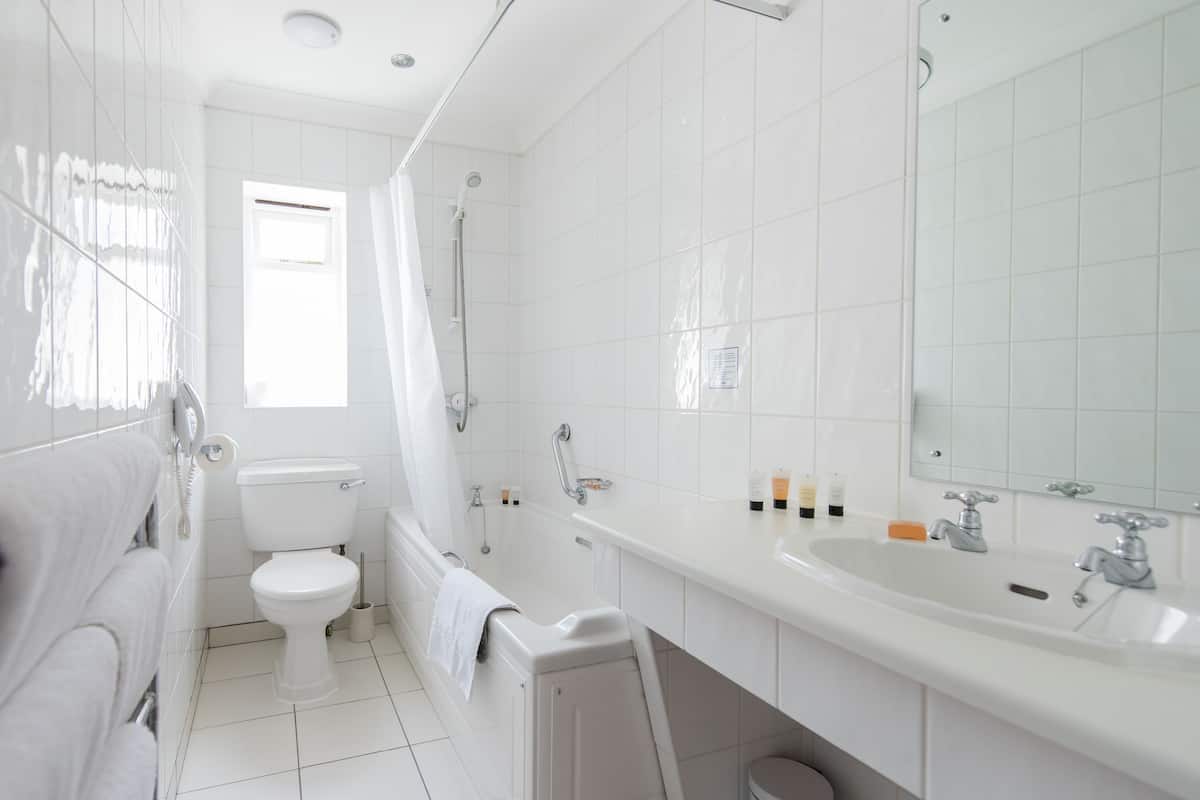 free toiletries, towels