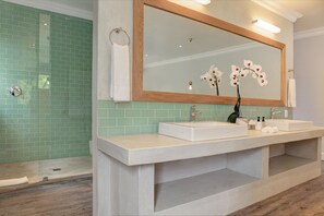 Douche, douche cascade, articles de toilette (gratuits)