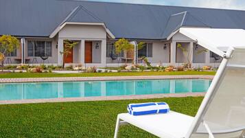 2 albercas al aire libre, sombrillas en la alberca y camastros