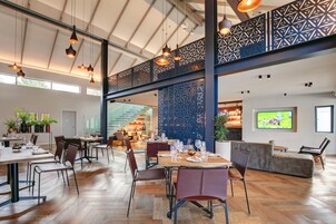 Breakfast, lunch, dinner served; pool views