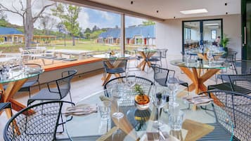 Se sirven desayunos, comidas y cenas con vista a la alberca