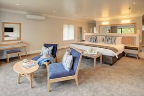 Suite superior, 1 cama King size | Ropa de cama hipoalergénica y caja de seguridad en la habitación 