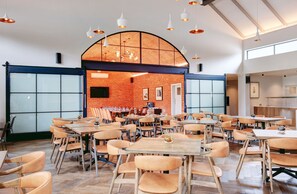 Déjeuner, dîner et souper servis sur place