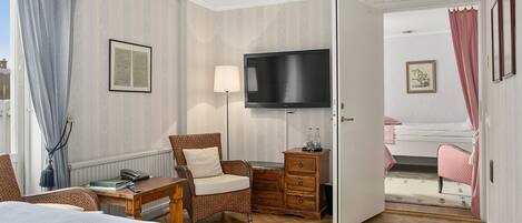 Minibar, individually decorated, individually furnished, desk