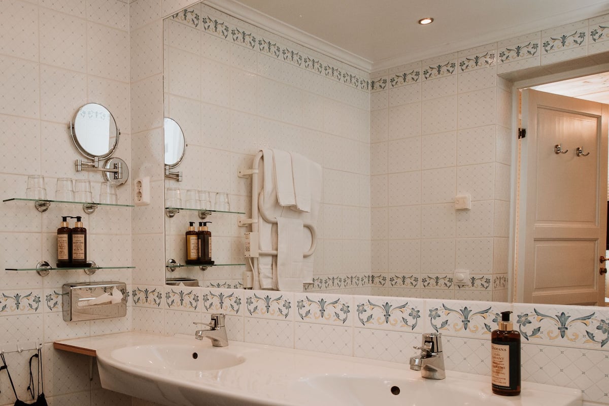 family room | bathroom | shower, eco-friendly toiletries, hair dryer, towels