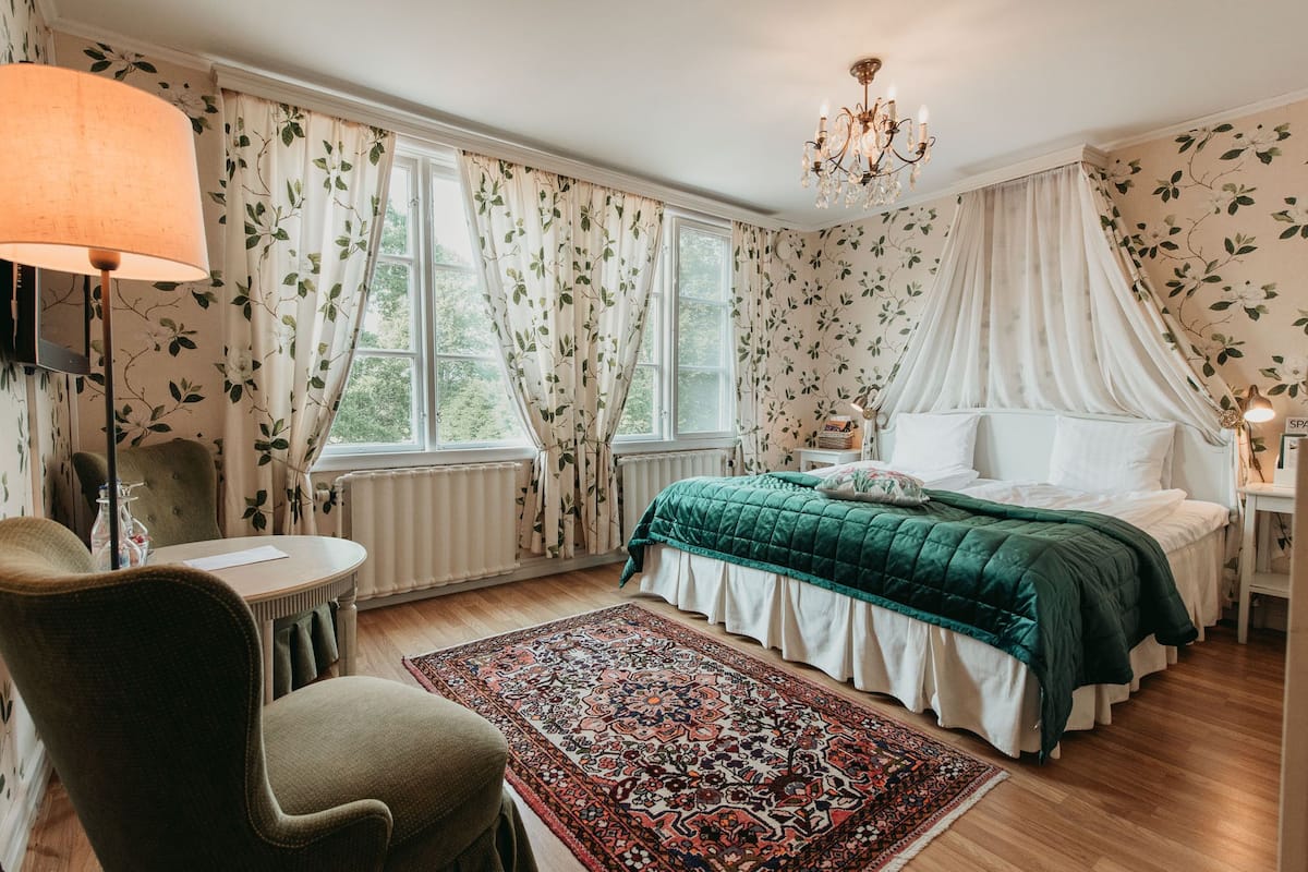 Superior Double Room | Minibar, individually decorated, individually furnished, desk