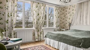 Minibar, individuell inredning, unika möbler och skrivbord