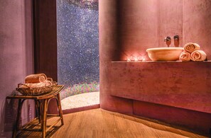 Salas de tratamiento para parejas, un sauna, baño turco
