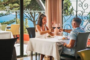 Petit déjeuner et déjeuner servis sur place, restauration en plein air 